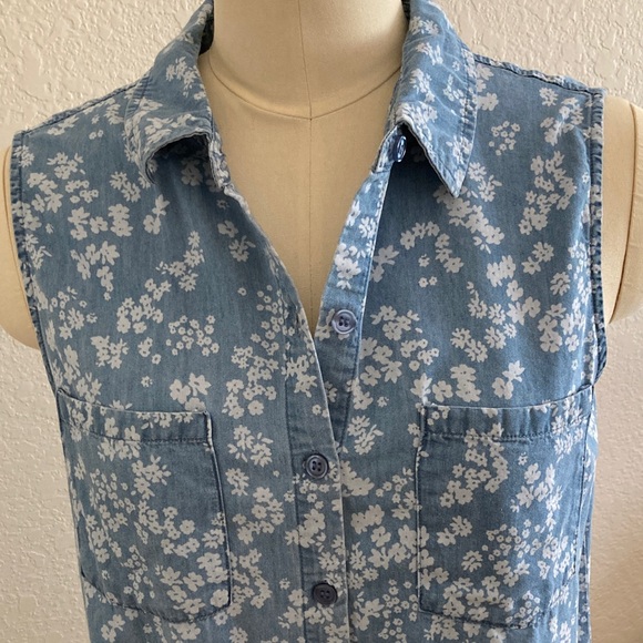 Blue Floral Button Down Sleeveless Shirt - Picture 5 of 10